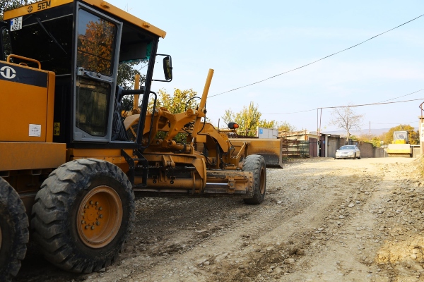 რევაზ ბებიას ქუჩაზე საგზაო ინფრასტრუქტურა ეწყობა