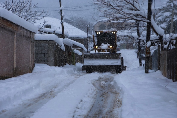 სამგორის რაიონში, სპეცტექნიკის საშუალებით, გზებზე მარილი 24 საათიან რეჟიმში იყრება
