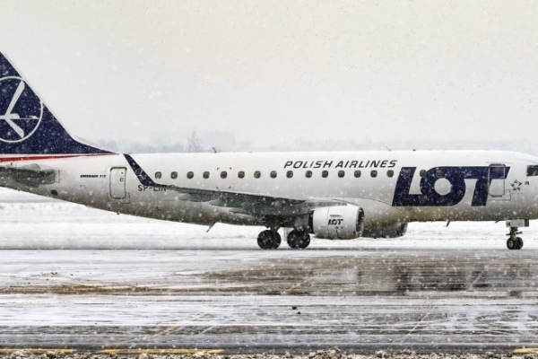 ძლიერი თოვის გამო ვარშავის აეროპორტი შეფერხებით მუშაობს, ავიარეისები გადაიდო გდანსკის აეროპორტშიც