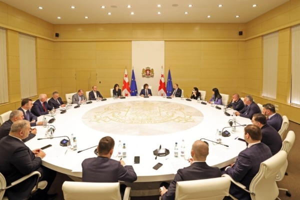 ირაკლი კობახიძემ ქვეყნის განვითარების გრძელვადიანი სტრატეგიის ძირითადი მიმართულებები მინისტრთა კაბინეტის წევრებთან და თბილისის მერთან განიხილა