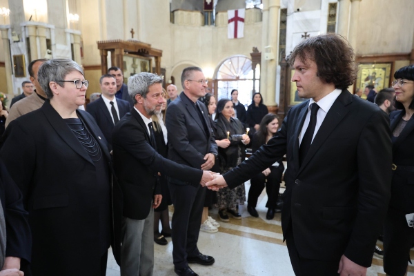 ირაკლი კობახიძე, მთავრობის წევრებთან ერთად, სამების ტაძარში, ოკუპირებული აფხაზეთის რეგიონიდან გადმოსვენებული  პირების სამოქალაქო პანაშვიდზე იმყოფებოდა