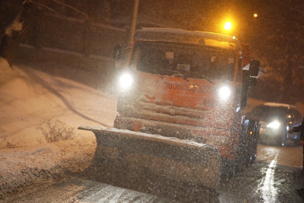 სამგორის რაიონში „თბილსერვის ჯგუფის“ მიერ ქუჩების თოვლისგან გაწმენდითი სამუშაოები  მიმდინარეობს