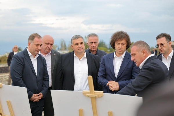 პრემიერ-მინისტრი თელავში სპორტული ინფრასტრუქტურის მშენებლობის პროცესს გაეცნო და ახლად რეაბილიტირებული სკვერი დაათვალიერა  