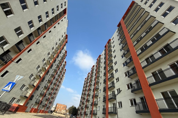 თვალჭრელიძის ქუჩაზე 762 დევნილ ოჯახს ბინა გადაეცა