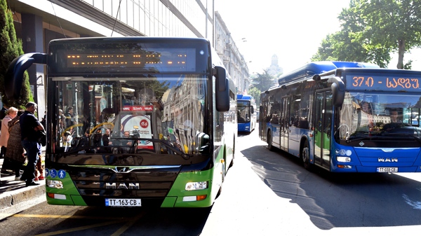 დღეს და ხვალ თბილისში სასაფლაოების მიმართულებით ავტობუსები უფასოდ იმოძრავებს