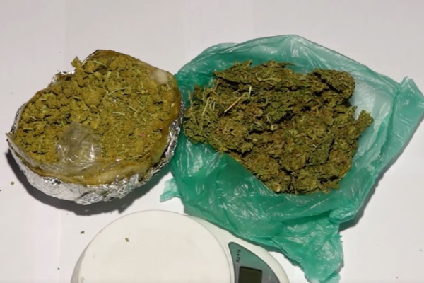 განსაკუთრებით დიდი ოდენობით ნარკოტიკების ამოღების ფაქტზე პოლიციამ სამი პირი დააკავა