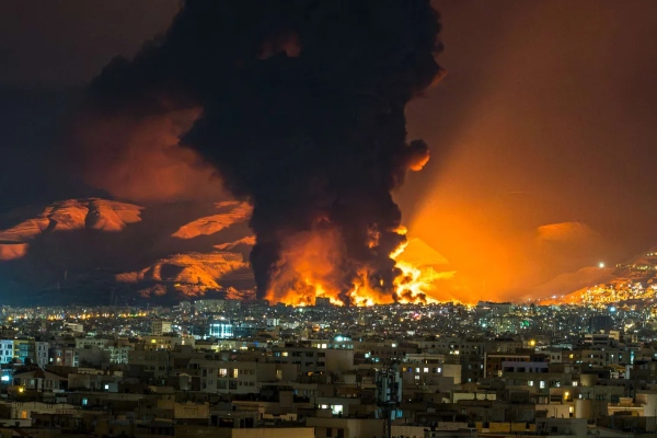 თეირანის მცხოვრებლები ომის დაწყებიდან ყველაზე მასშტაბური საჰაერო დარტყმების შესახებ იუწყებიან - Associated Press