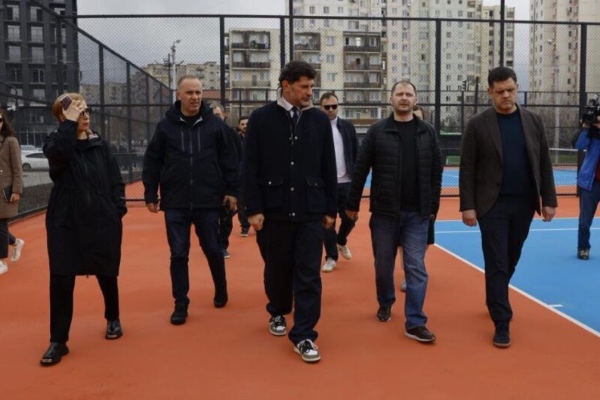 თბილისის მერმა ვარკეთილის მრავალფუნქციური ცენტრის გარე სპორტული მოედნები დაათვალიერა