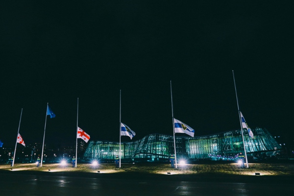 საბჭოთა ოკუპაციის 104 წლისთავთან დაკავშირებით შსს-ს ადმინისტრაციულ შენობებზე სახელმწიფო დროშები დაშვებულია