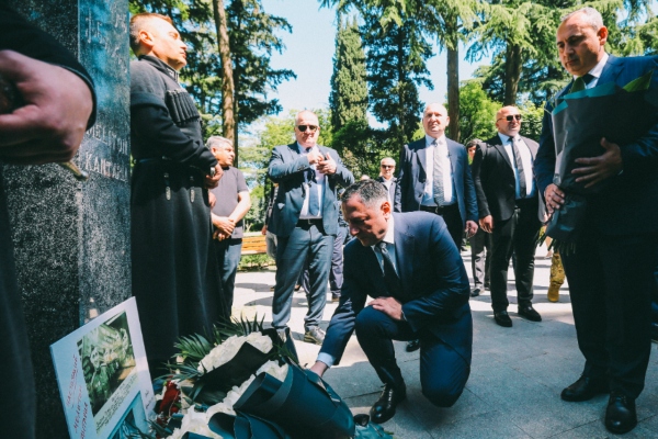 ვახტანგ გომელაურმა მეორე მსოფლიო ომში დაღუპულთა ხსოვნას პატივი მიაგო