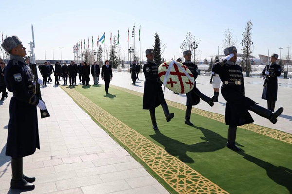 ირაკლი კობახიძემ უზბეკეთის რესპუბლიკის დამოუკიდებლობის მონუმენტი გვირგვინით შეამკო