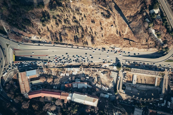 გმირთა მოედანზე, „ლაგუნა ვერეს“ მიმდებარე ტერიტორიაზე სატრანსპორტო კვანძი ეწყობა