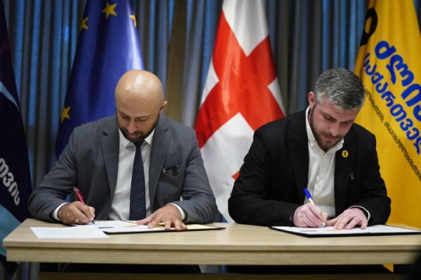 ხაზარაძისა და გახარიას პარტიებმა  თანამშრომლობის მემორანდუმი გააფორმეს
