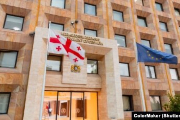 საქართველოში შემოსული უკრაინის მოქალაქეები და უკრაინაში მუდმივი ცხოვრების უფლების მქონე პირები ოჯახზე 300, ხოლო პირზე 45 ლარიან დახმარებას მიიღებენ