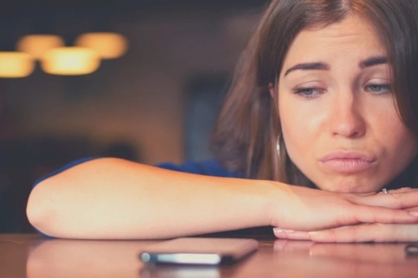 ცოლი ქმარს იმიტომ დაშორდა, რომ მის SMS-ს უპასუხოდ ტოვებდა (უცხოეთი)